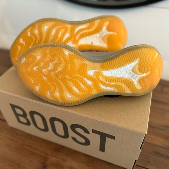Yeezy Boost 380 - Picture 5 of 10
